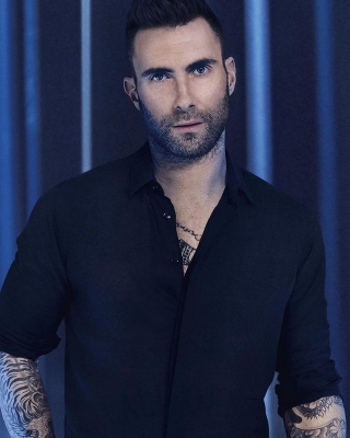  Adam Levine Joined By Wife At His First Live Show Since Cheating Scandal (ld)-TeluguStop.com