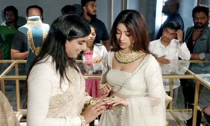  Anu Emmanuel Launched Sr Jewelry Studio In Banjarahills-TeluguStop.com