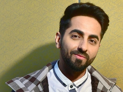  Ayushmann Carries Cricket Kit In His Vanity-TeluguStop.com