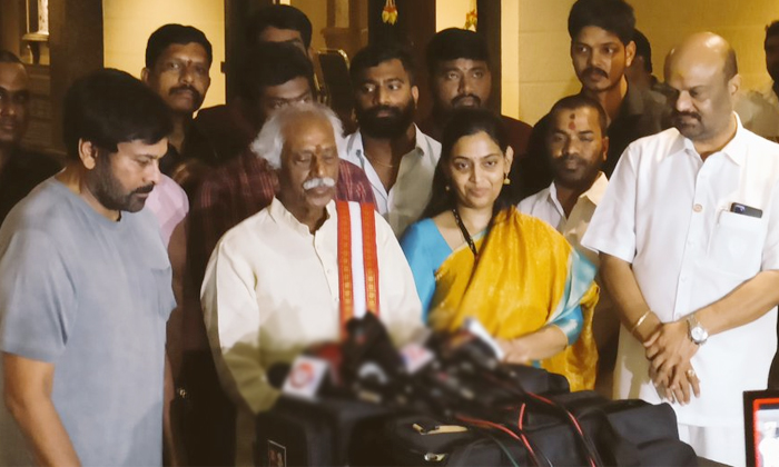  Bandaru Dattatreya Who Invited Chiranjeevi, Bandaru Dattatreya, Chiranjeevi, Ala-TeluguStop.com