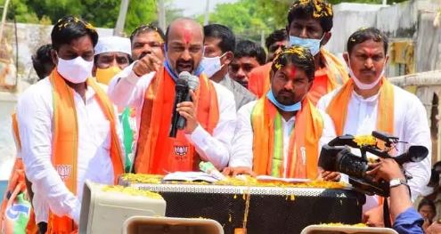  Bandi Sanjay's Innovative Campaign In Chautuppal-TeluguStop.com