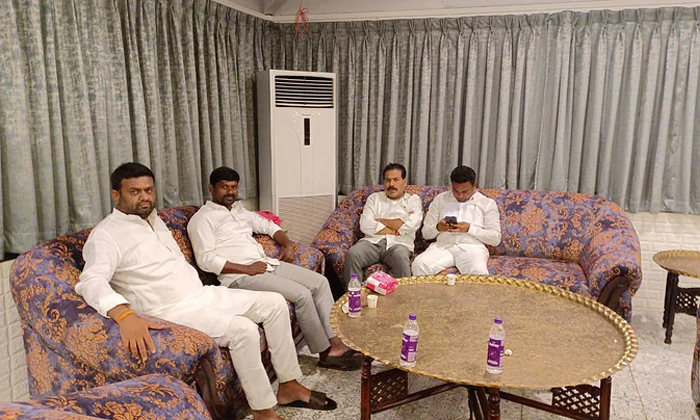  Bjp Leaders Counters On Trs Over Operation Akarsh On Mlas Details, Bjp Leaders ,-TeluguStop.com