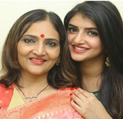  Complaint Lodged Against Mother Of Telugu Actress In K'taka By Husband-TeluguStop.com