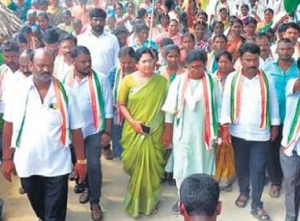  Earlier Congress Candidate Palvai Sravanti's Convoy Was Attacked..!-TeluguStop.com