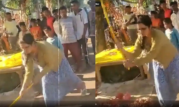  Ex Ias Officers Daughter Destroys Stalls With Bat In Uttar Pradesh Video Viral D-TeluguStop.com