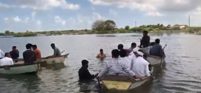  Gujarat Farmers Hold 'boat Race' In Inundated Fields-TeluguStop.com