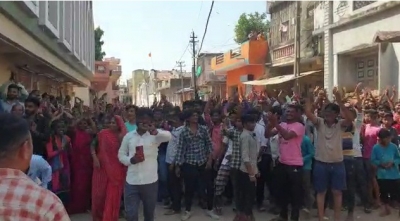  Gujarat Garba Venue Attacked, Accused Thrashed In Public As Villagers Cheer-TeluguStop.com