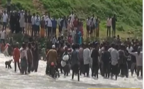  Balakrishna Visited Hindupuram Flood Victims-TeluguStop.com