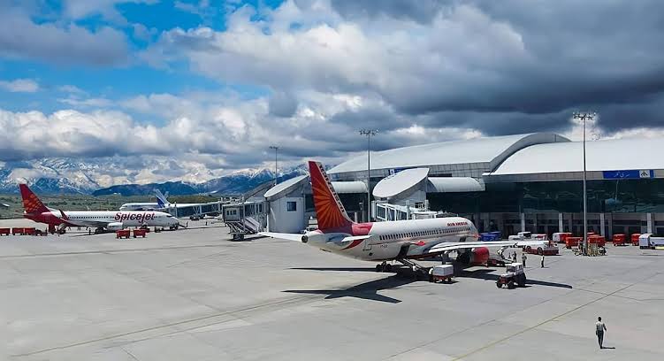  An E-mail Saying That There Was A Bomb In The Hayalot Plane At The Airport...!-TeluguStop.com