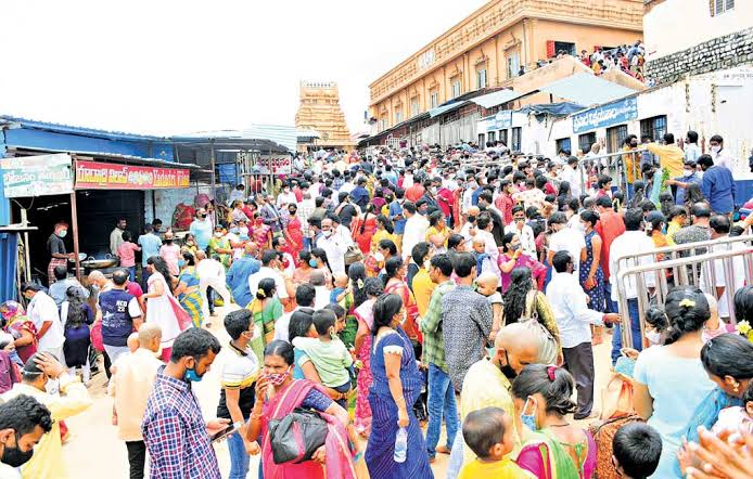  Huge Crowd In Yadadri.. Wrong Turn For Devotees-TeluguStop.com