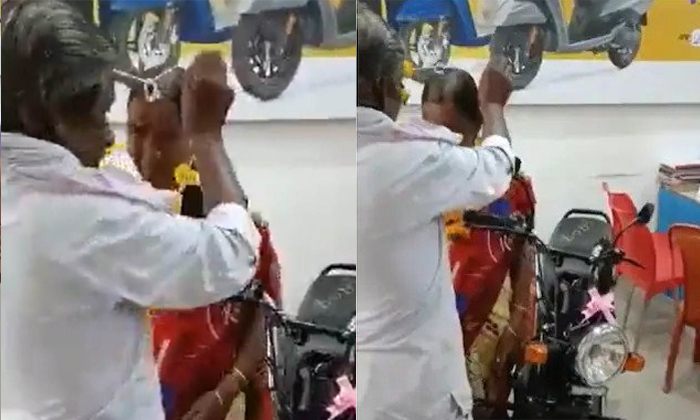  In Happiness Of Buying A New Bike Man Wears Garland To Wife Video Viral Details,-TeluguStop.com