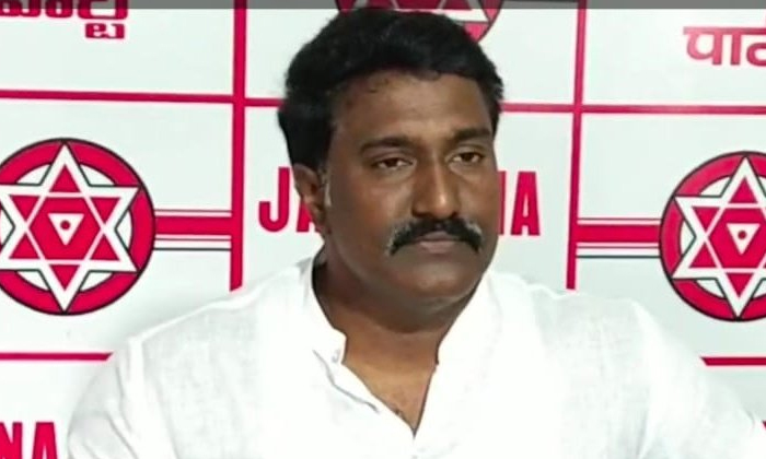  Janasena Party Leaders Pothina Venkata Mahesh Strange Protest In Vijayawada Deta-TeluguStop.com