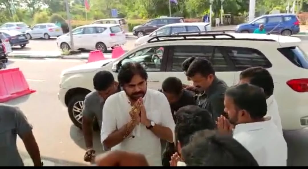  Janasena Chief Pawan Kalyan Reached Gannavaram Airport Amid Heavy Security-TeluguStop.com