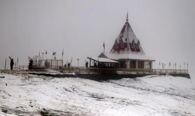  Kashmir Gets Season's First Snowfall In Gulmarg-TeluguStop.com