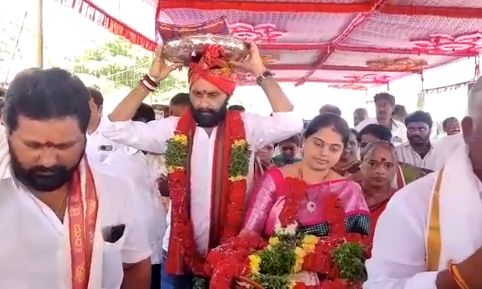  Mla Kodali Nani Couple Darshans Gudlavalleru Kondalamma Temple, Mla Kodali Nani-TeluguStop.com