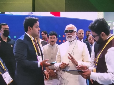  Modi Drives 5g-enabled Remote Car, Experiences Ar-vr Wearables-TeluguStop.com