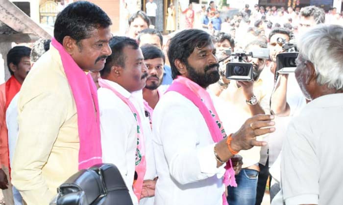  Door-to-door Campaigning During The Munugodu Byelections In Chautuppal Municipal-TeluguStop.com