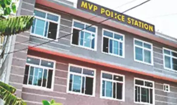  Tension At Visakha Mvp Police Station-TeluguStop.com