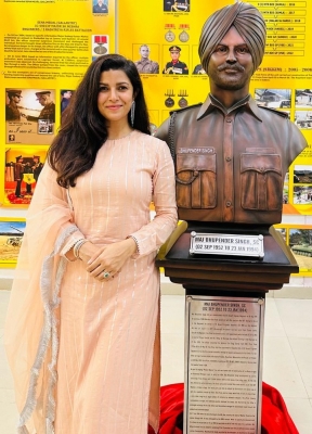  Nimrat Visits Patiala For Inaugural Of Late Father's Statue At Regiment-TeluguStop.com