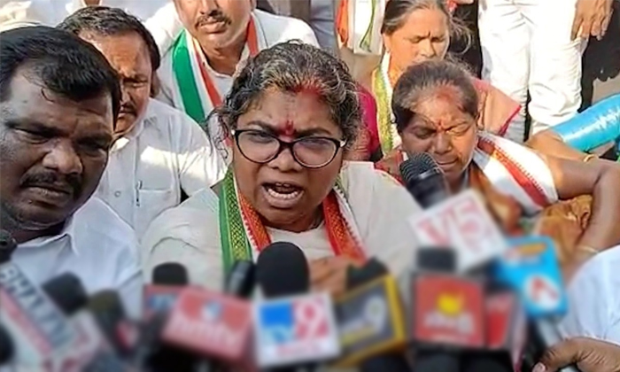  Palvai Sravanti Who Went On Dharna-TeluguStop.com