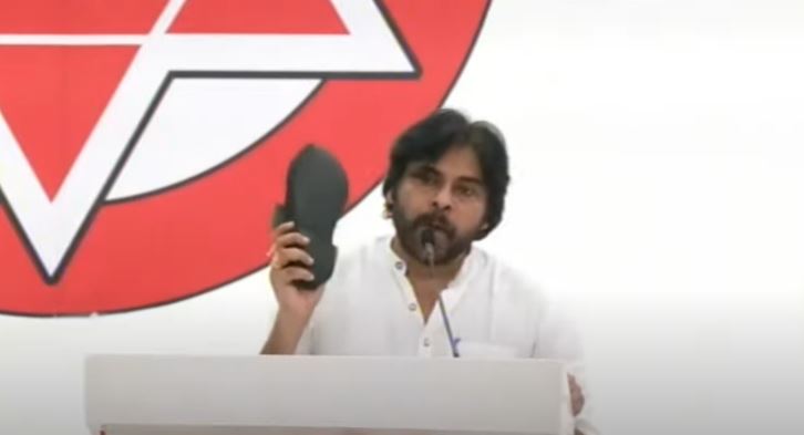  Kicking With Sandal.. Pawan Hot Comments-TeluguStop.com