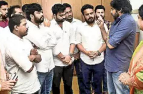  Pawan Met The Arrested Party Workers In Visakha..!-TeluguStop.com