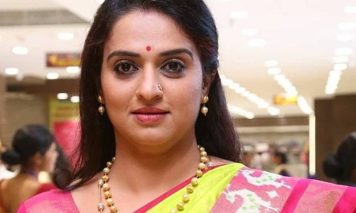  Pavitra Lokesh Spending Crores For Glamour Details Here Goes Viral , Pavitra Lo-TeluguStop.com