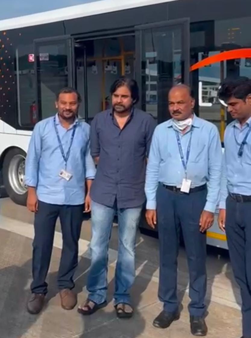  Pawan Kalyan Reached Gannavaram Airport-TeluguStop.com