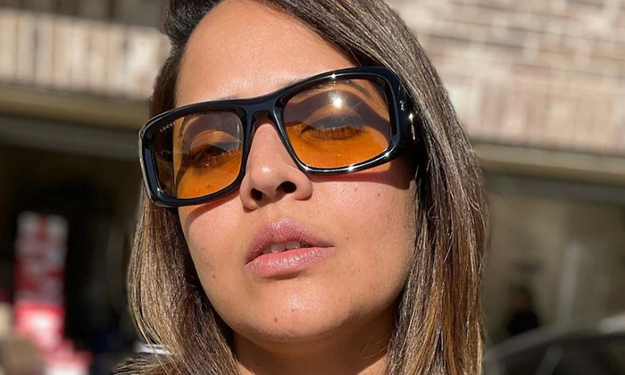  Anchor Anasuya Spots With Unknown Person In America Leads Doubts, Anchor Anasuya-TeluguStop.com