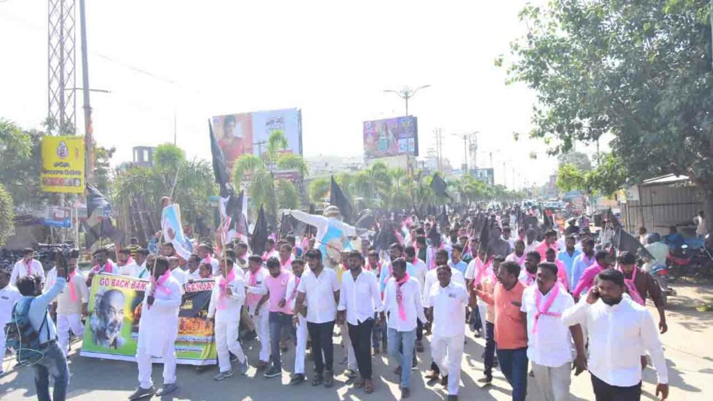Trs Ranks In Massive Protest At Yadadri Trs Ranks In Massive Protest At Yadadri-TeluguStop.com