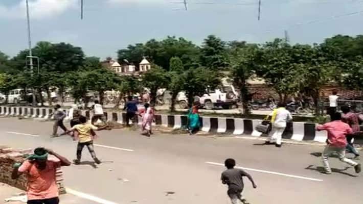  Clash Between Laborers In Nalgonda District.. Tension-TeluguStop.com