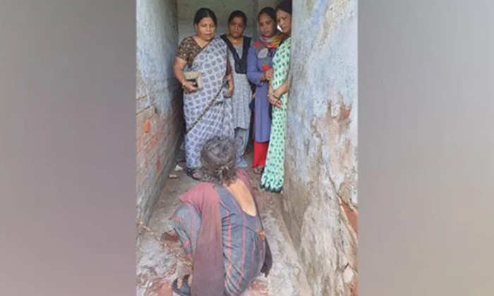  Up Woman Chained In A Narrow Room By Her Father Past 36 Years Details, Father ,-TeluguStop.com