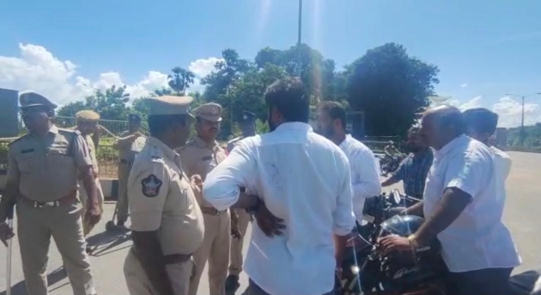  Tension At Gannavaram Airport.-TeluguStop.com