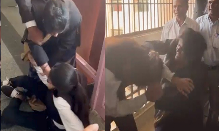  Viral Video Two Women Advocates Fight At High Court Premises-TeluguStop.com