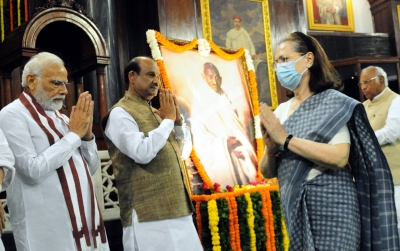  When Pm Modi, Sonia Gandhi Came Face-to-face In Parliament-TeluguStop.com