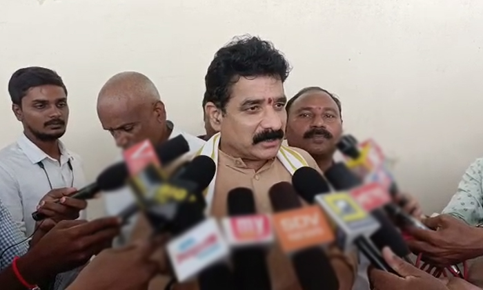  Ycp Mla Karanam Dharmasri Resigns To Mla Post To Support Decentralization, Ycp M-TeluguStop.com