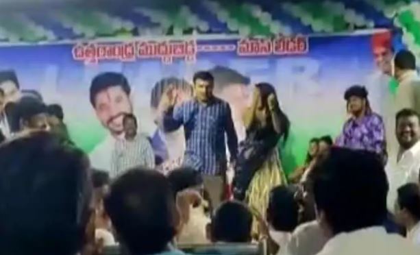 Dances With Girls.. Srikakulam Tekkali Si Dances With Girls.. Srikakulam Tekkali Si-TeluguStop.com