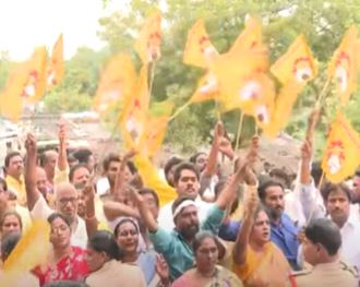  There Is Intense Tension In Yanamalakudaru Of Krishna District-TeluguStop.com