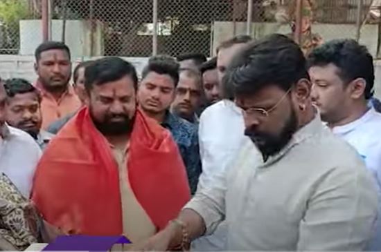 Chikoti Praveen Met With Mla Rajasingh..! Chikoti Praveen Met With Mla Rajasingh..!-TeluguStop.com