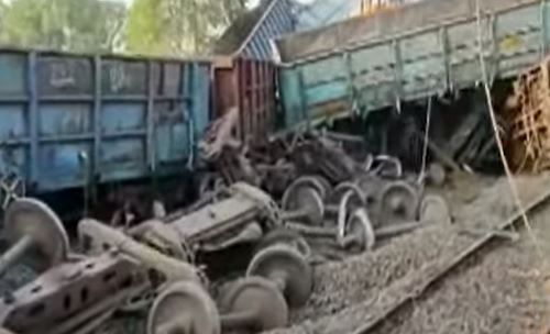  Goods Train Derails In Odisha, Three Dead-TeluguStop.com