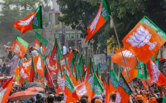  Bjp Suspends Rebel Mlas In Gujarat-TeluguStop.com