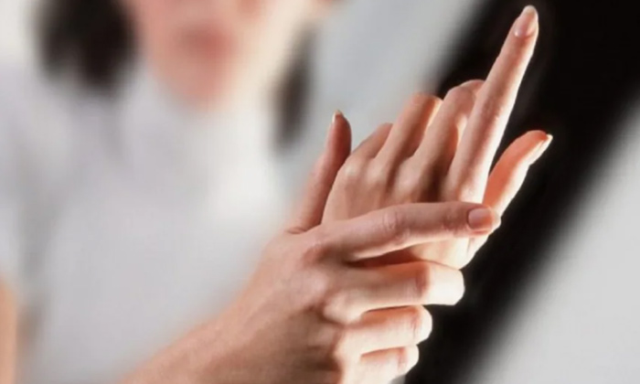 Simple Home Remedies To Get Fair Hands And Legs, Hands,legs,glowing Skin,lemon,c Simple Home Remedies To Get Fair Hands And Legs, Hands,legs,glowing Skin,lemon,c-TeluguStop.com