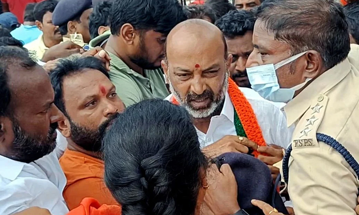  Bjp President Bandi Sanjay In Police Custody,  Bjp, Bandi Sanjay-TeluguStop.com