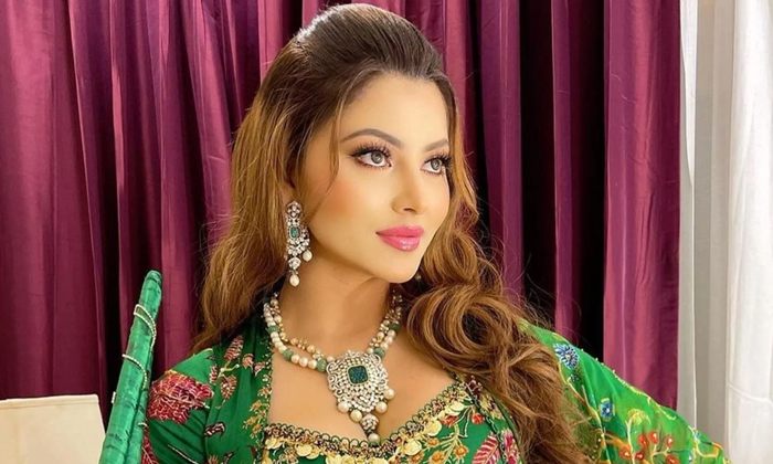  Urvasi Rautela Not Only For Song In Chiranjeevi Waltair Veeraiah , Waltair Veera-TeluguStop.com