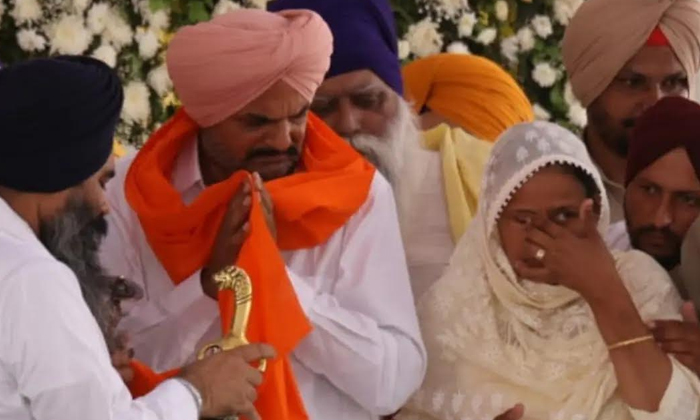  Punjabi Singer Sidhu Moose Wala's Parents Leave India For England , Congress Lea-TeluguStop.com