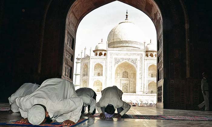  Viral Controversy Over Performing Namaz In Front Of Taj Mahal , Taj Mahal, Namaz-TeluguStop.com