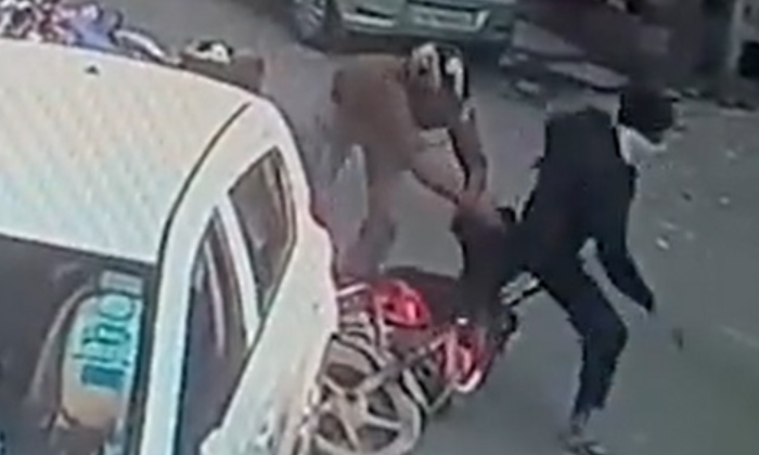  Delhi Cop Catching Chain Snatcher Viral Video,delhi Police,delhi Cop,chain Snatc-TeluguStop.com