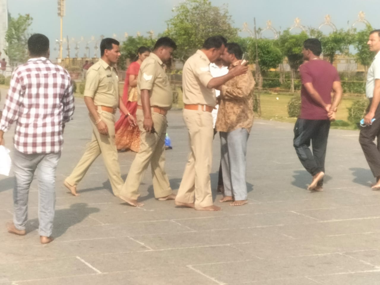  Spf Security Personnel Manhandling A Devotee-TeluguStop.com