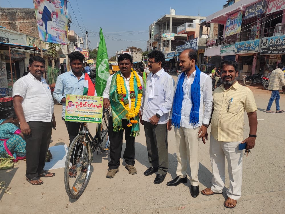  Jeedimetla Ravinder Chaitanya Cycle Trip On Pollution Prevention-TeluguStop.com