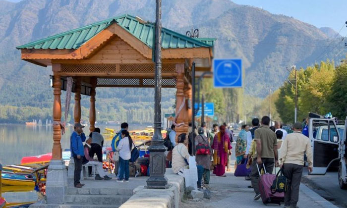  Crowd Of Tourists In Kashmir Happy Locals Kashmir, Kashmir Tourism , Tourists-TeluguStop.com